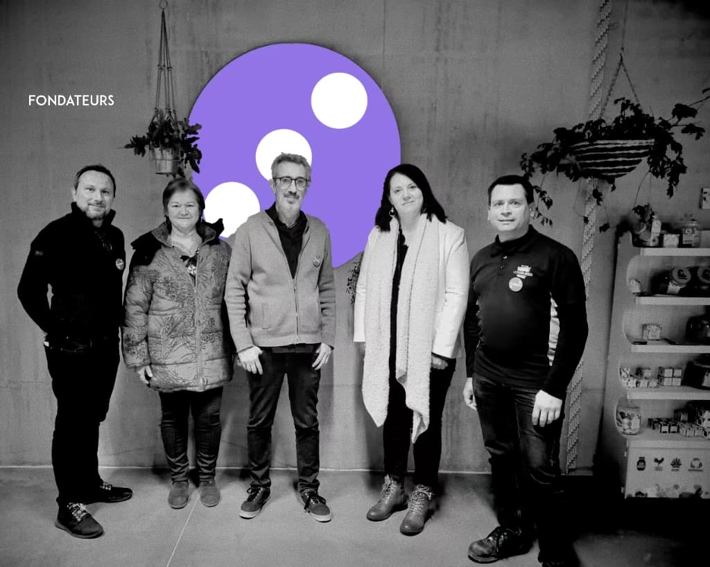 Les 5 membres du Collège des fondateurs de Dromeadhere, réunis devant le logo de l'association.